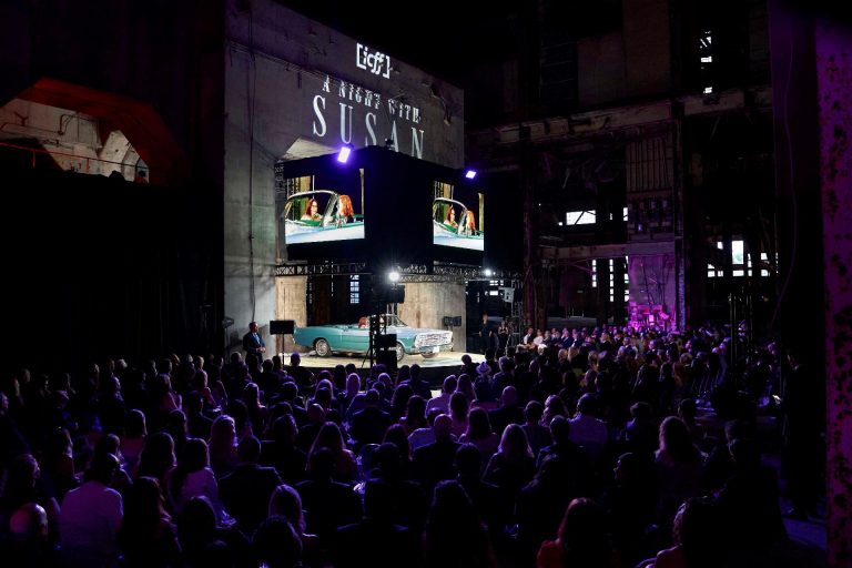 Susan Sarandon seduta sulla celebre Ford Thunderbird