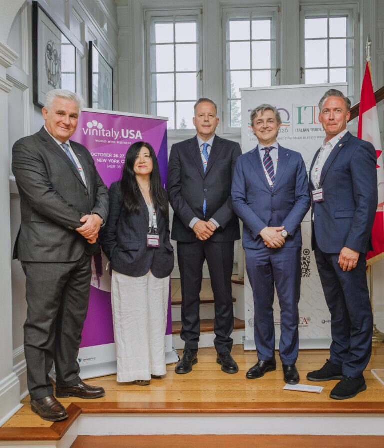 Da sinistra verso destra Carlo Angelo Bocchi, Direttore Ufficio ICE in Canada, Stevie Kim, Managing Partner Vinitaly, Federico Bricolo, Presidente di Veronafiere e Vinitaly, Alessandro Cattaneo Ambasciatore d'Italia in Canada e Matt Steeves, Sommelier Quercus Vino