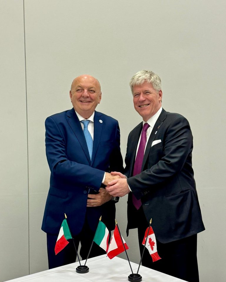 A sinistra il ministro dell’Ambiente e della Sicurezza energetica Gilberto Pichetto Fratin e a destra Il ministro canadese dell’Energia e delle Risorse Naturali Tim Hodgson.